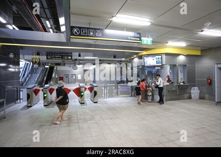 Bangkok, Thailandia. 2 luglio 2023. La Mass Rapid Transit Authority of Thailand apre al pubblico per testare il servizio di monorotaia di linea gialla l'ultimo giorno. Prima che venga addebitato il costo effettivo del servizio, il lavoro sul sistema è stato completato. L'unica cosa rimasta e' il lavoro per ripristinare la superficie del traffico sotto la linea di costruzione. (Foto di Adirach Toumlamoon/Pacific Press) credito: Pacific Press Media Production Corp./Alamy Live News Foto Stock