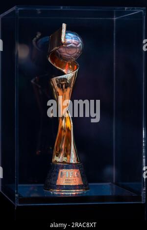 Adelaide, Australia. 2 luglio 2023. Adelaide, Australia del Sud, 2 luglio 2023: Il trofeo della Coppa del mondo femminile FIFA viene mostrato durante il FIFA Womens World Cup Trophy Tour presso illuminate Adelaide, Australia. (NOE Llamas/SPP) credito: SPP Sport Press Photo. /Alamy Live News Foto Stock