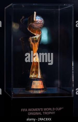 Adelaide, Australia. 2 luglio 2023. Adelaide, Australia del Sud, 2 luglio 2023: Il trofeo della Coppa del mondo femminile FIFA viene mostrato durante il FIFA Womens World Cup Trophy Tour presso illuminate Adelaide, Australia. (NOE Llamas/SPP) credito: SPP Sport Press Photo. /Alamy Live News Foto Stock