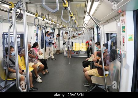 Bangkok, Thailandia. 2 luglio 2023. La Mass Rapid Transit Authority of Thailand apre al pubblico per testare il servizio di monorotaia di linea gialla l'ultimo giorno. Prima che venga addebitato il costo effettivo del servizio, il lavoro sul sistema è stato completato. L'unica cosa rimasta e' il lavoro per ripristinare la superficie del traffico sotto la linea di costruzione. (Foto di Adirach Toumlamoon/Pacific Press) credito: Pacific Press Media Production Corp./Alamy Live News Foto Stock