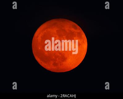 New York, Stati Uniti. 2 luglio 2023. Un Buck Supermoon quasi pieno sorge dietro il quartiere di Brooklyn domenica 2 luglio 2023 a New York City. La superluna di domani segnerà il primo di quattro superlune quest'anno. Foto di John Angelillo/UPI Credit: UPI/Alamy Live News Foto Stock