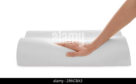 Donna toccante ortopedico cuscino in schiuma memoria su sfondo bianco, primo piano Foto Stock