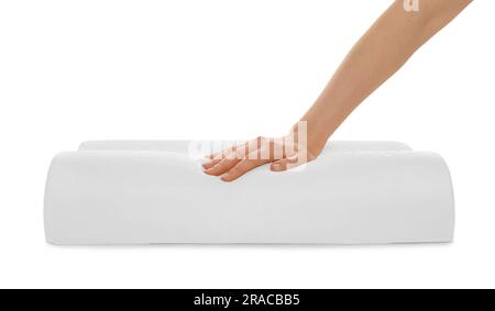 Donna toccante ortopedico cuscino in schiuma memoria su sfondo bianco, primo piano Foto Stock