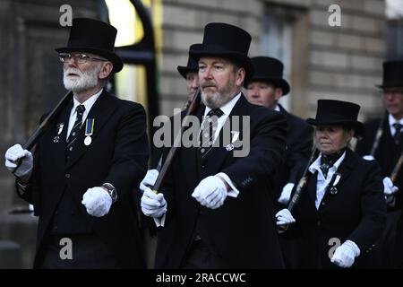 Una prova di processione al mattino presto si svolge lungo il Royal Mile a Edimburgo, davanti al servizio del Ringraziamento di re Carlo III. Data immagine: Lunedì 3 luglio 2023. Foto Stock