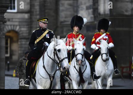 Una prova di processione al mattino presto si svolge lungo il Royal Mile a Edimburgo, davanti al servizio del Ringraziamento di re Carlo III. Data immagine: Lunedì 3 luglio 2023. Foto Stock