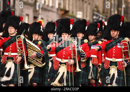 Una prova di processione al mattino presto si svolge lungo il Royal Mile a Edimburgo, davanti al servizio del Ringraziamento di re Carlo III. Data immagine: Lunedì 3 luglio 2023. Foto Stock