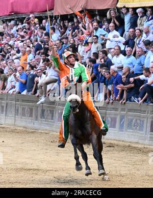 Siena, Italia. 2 luglio 2023. Jockey Giovanni Atzeni festeggia dopo aver vinto il Palio a Siena, in Italia, il 2 luglio 2023. Il Palio di Siena, o Palio di Siena, è una storica corsa ippica che si svolge due volte l'anno a Siena dal 1656. Credito: Alberto Lingria/Xinhua/Alamy Live News Foto Stock