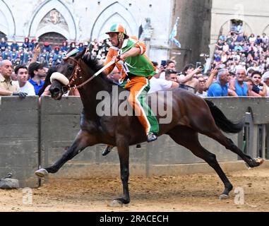 Siena, Italia. 2 luglio 2023. Un fantino cavalca il suo cavallo durante il Palio di Siena, in Italia, il 2 luglio 2023. Il Palio di Siena, o Palio di Siena, è una storica corsa ippica che si svolge due volte l'anno a Siena dal 1656. Credito: Alberto Lingria/Xinhua/Alamy Live News Foto Stock