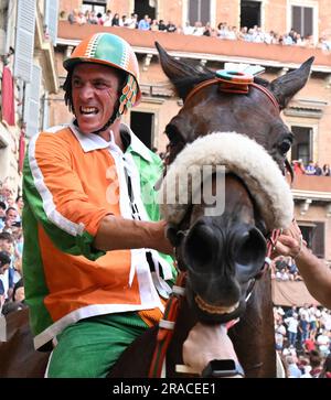 Siena, Italia. 2 luglio 2023. Jockey Giovanni Atzeni festeggia dopo aver vinto il Palio a Siena, in Italia, il 2 luglio 2023. Il Palio di Siena, o Palio di Siena, è una storica corsa ippica che si svolge due volte l'anno a Siena dal 1656. Credito: Alberto Lingria/Xinhua/Alamy Live News Foto Stock