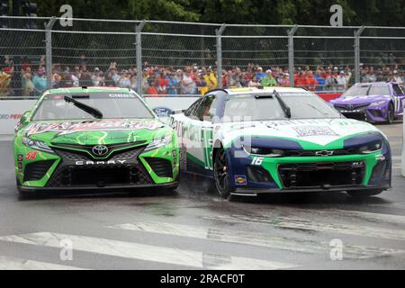 Chicago, USA, 1 luglio 2023. Ty Gibbs (54) e AJ Allmendinger (16) vanno fianco a fianco alla curva 6 durante la gara inaugurale di Grant Park 220 NASCAR Cup Series Chicago Street Course che si tiene all'interno e intorno a Grant Park. Credito: Tony Gadomski / All Sport Imaging / Alamy Live News Foto Stock