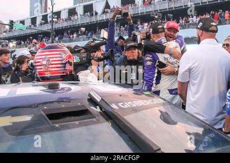 Shane van Gisbergen ottiene la storica vittoria NASCAR nella serie Grant Park 220 nel centro di Chicago il 2 luglio 2023. Il 34enne Auckland, nativo della nuova Zelanda, è diventato il primo pilota in 60 anni a vincere la sua coppa. (Foto di: Alexandra Buxbaum/Sipa USA) credito: SIPA USA/Alamy Live News Foto Stock