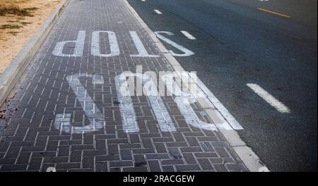 Indicazione della fermata dell'autobus sull'asfalto Foto Stock