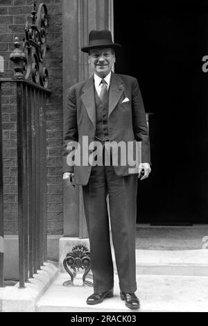 Foto del file datata 06/08/47 del primo ministro Clement Attlee, lasciando 10 Downing Street, Londra, sulla strada per la camera dei comuni per tenere il suo discorso di crisi. "Scelga il suo medico - lo faccia subito!" Sono state le parole che sono apparse sui giornali, sui manifesti, sulla radio e nei cinema in vista del lancio, il 5 luglio 1948, del servizio sanitario Nazionale. I politici laburisti tennero conferenze alla radio della BBC per promuovere il servizio sanitario, tra cui il primo ministro Clement Attlee, che tenne una trasmissione la sera prima del lancio. Data di emissione: Lunedì 3 luglio 2023. Foto Stock