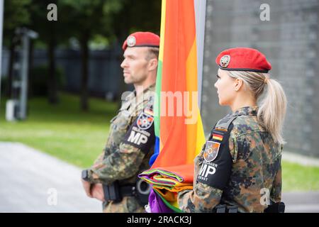 Berlino, Germania. 3 luglio 2023. Una soldato donna tiene la bandiera arcobaleno prima che venga issata dal ministro della difesa tedesco Pistorius. Credito: Christoph Soeder/dpa/Alamy Live News Foto Stock