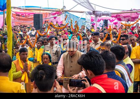28 giugno 2023 Uttarakhand, India. Uttarakhand il primo ministro Pushkar Singh Dhami esegue pooja- hawan ( pratiche religiose indù indiane) durante un Foto Stock