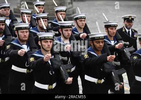 Una prova di processione al mattino presto si svolge lungo il Royal Mile a Edimburgo, davanti al servizio del Ringraziamento di re Carlo III. Data immagine: Lunedì 3 luglio 2023. Foto Stock