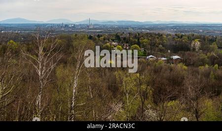 Montagne Moravskoslezske Beskydy dalla collina di Halda Ema nella città di Ostrava in repubblica Ceca durante la primavera Foto Stock