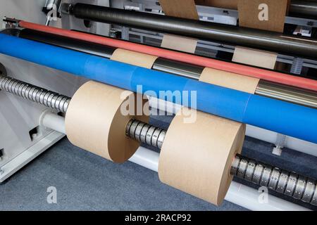 Stampa e confezionamento da rotoli di carta riciclata, macchina confezionatrice di buste industriale commerciale, fabbricazione di carta ondulata e contenitori di pappa Foto Stock