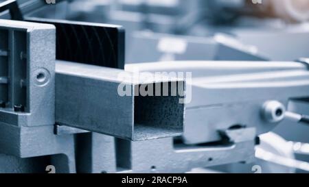 perdere la scena la tagliatrice laser a fibra tagliatrice taglia il tubo in acciaio inox. Il processo di produzione di lamiere ad alta tecnologia di la Foto Stock