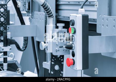 Sistema di trasporto con nastro per imballaggio automatico in un impianto farmaceutico. Messa a fuoco selettiva. macchina ndustriale per confezionare scatole di plastica in alimenti Foto Stock