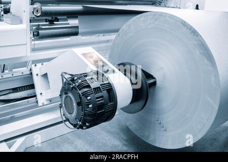 Stampa e confezionamento da rotoli di carta riciclata, macchina confezionatrice di buste industriale commerciale, fabbricazione di carta ondulata e contenitori di pappa Foto Stock