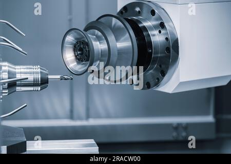 Operatore che lavora parti automobilistiche con centro di lavoro ad alta precisione perforatrice pezzo in lavorazione fresatrice CNC processo di lavorazione in fabbrica di metalli Foto Stock