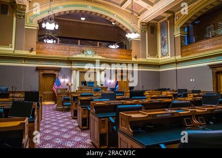 Wyoming, Wyoming, USA - 10 maggio 2022: La grande sala riunioni della camera del Senato nel Campidoglio del Wyoming Foto Stock