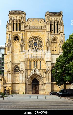 Lato sud della Cattedrale di Bordeaux da Place Pey Berland. La cattedrale è ufficialmente conosciuta come la cattedrale di Sant'Andrea di Bordeaux, in Francia. Foto Stock