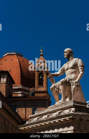 Arte e architettura rinascimentale a Firenze. Basilica di San Lorenzo con splendide cupole e monumento a Giovanni delle bande nere (con spazio copia sopra Foto Stock