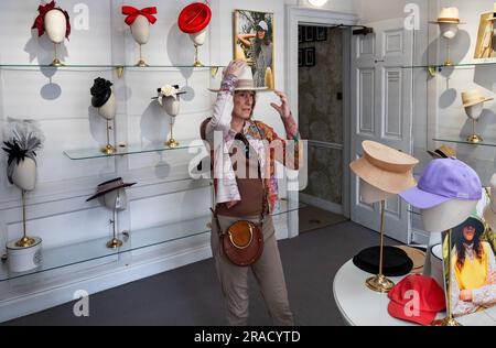 Woman Proying On Hats, Lock & Co., Hatters, ex James Lock and Company; St James's St, Londra, fondata nel 1676. Il più vecchio e migliore negozio di cappelli del mondo Foto Stock