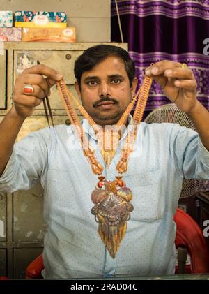 Bangladesh. 2 marzo 2023. villaggio di ornamenti tradizionali da 300 anni. La gente del villaggio vive facendo gioielli ornamenti a Savar. (Foto di MD Noor Hossain/Pacific Press/Sipa USA) credito: SIPA USA/Alamy Live News Foto Stock