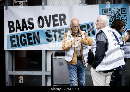 DEN BOSCH - i manifestanti camminano verso la corte di 's-Hertogenbosch in una "marcia per l'autodeterminazione" per sostenere Alex S. e attirare l'attenzione sull'autodecisione di una fine della vita. Alex S. di Eindhoven è sospettato di suicidio assistito in una dozzina di persone. Si dice che il 29enne S. abbia venduto pacchetti da giugno 2018 a maggio 2021 con capsule contenenti il letale farmaco X, con un anti-emetico e un manuale. ANP ROB ENGELAAR netherlands Out - belgium Out Foto Stock