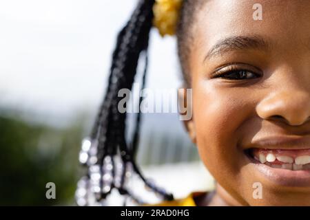 Metà ritratto di una felice ragazza afroamericana sulla terrazza soleggiata Foto Stock