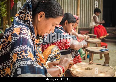 villaggio di ornamenti tradizionali da 300 anni. La gente del villaggio vive facendo gioielli ornamenti a Savar. (Foto di MD Noor Hossain/Pacific Press/Sipa USA) Foto Stock