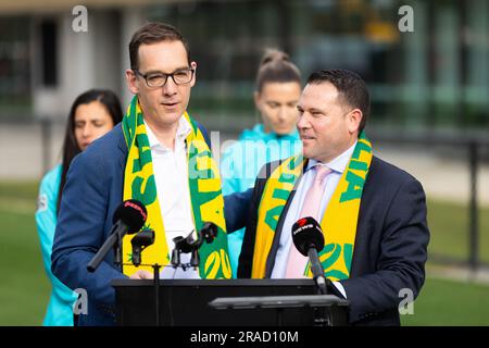 Melbourne, Victoria, Australia. 3 luglio 2023. MELBOURNE, AUSTRALIA - 03 LUGLIO: Il ministro dello sport vittoriano Steve Dimopoulous e il CEO di Football Australia James Johnson all'apertura ufficiale della struttura di allenamento australiana Matildas e annuncio della squadra della Coppa del mondo femminile FIFA 2023 alla la Trobe University il 3 luglio 2023 a Melbourne, Australia. (Immagine di credito: © Chris Putnam/ZUMA Press Wire) SOLO USO EDITORIALE! Non per USO commerciale! Foto Stock