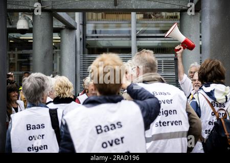DEN BOSCH - i manifestanti camminano verso la corte di 's-Hertogenbosch in una "marcia per l'autodeterminazione" per sostenere Alex S. e attirare l'attenzione sull'autodecisione di una fine della vita. Alex S. di Eindhoven è sospettato di suicidio assistito in una dozzina di persone. Si dice che il 29enne S. abbia venduto pacchetti da giugno 2018 a maggio 2021 con capsule contenenti il letale farmaco X, con un anti-emetico e un manuale. ANP ROB ENGELAAR netherlands Out - belgium Out Foto Stock