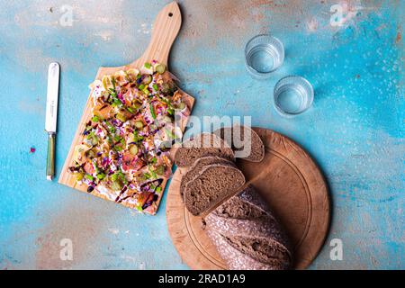 Tagliere di burro con finocchio, cetriolo, prosciutto di Parma, noci, formaggio spalmabile e pane di segale Foto Stock