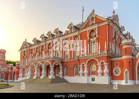 Vista della facciata del Petrovsky Travel Palace a Mosca in una serata estiva contro un cielo senza nuvole. Mosca. Russia. 16 giugno 2023. Foto Stock