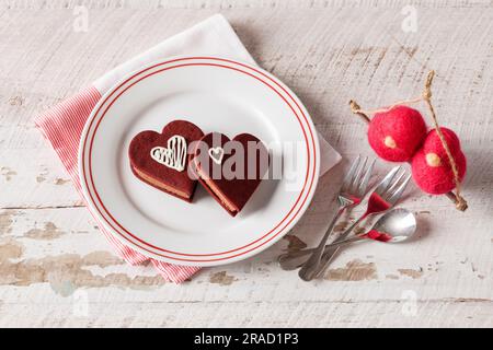 Panini con gelato rosso velluto a forma di cuore Foto Stock