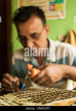 Bangladesh. 2 marzo 2023. villaggio di ornamenti tradizionali da 300 anni. La gente del villaggio vive facendo gioielli ornamenti a Savar. (Foto di MD Noor Hossain/Pacific Press/Sipa USA) credito: SIPA USA/Alamy Live News Foto Stock