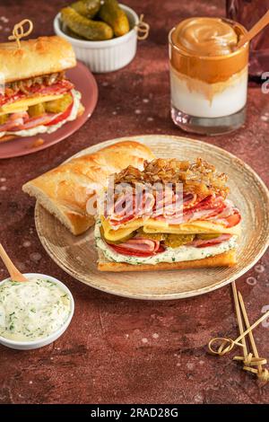 Sandwich con formaggio cremoso, panino, prosciutto e formaggio Foto Stock