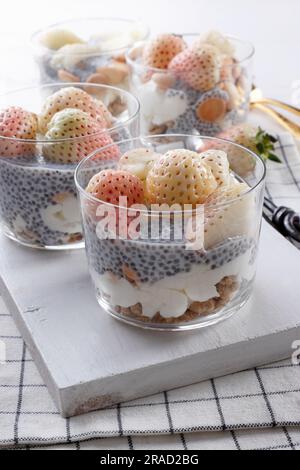 Triffle con budino di chia e fragole bianche Foto Stock