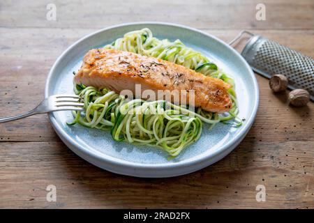 Spaghetti di zucchine con filetto di salmone Foto Stock