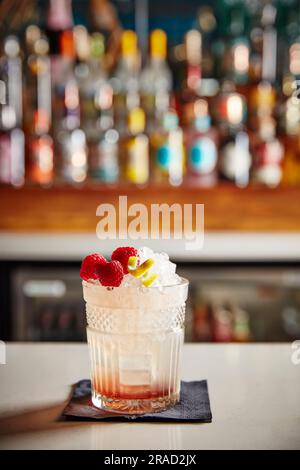 Bramble (cocktail a base di gin e liquore alla mora) Foto Stock