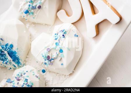 Torte a forma di cuore con fondente bianco e cosparge di zucchero blu Foto Stock