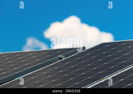 Pannello solare che converte la luce solare in elettricità utilizzando celle fotovoltaiche, messa a fuoco selettiva Foto Stock