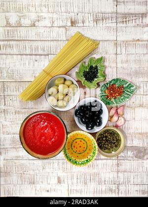 Ingredienti per spagetti alla Putanesca Foto Stock