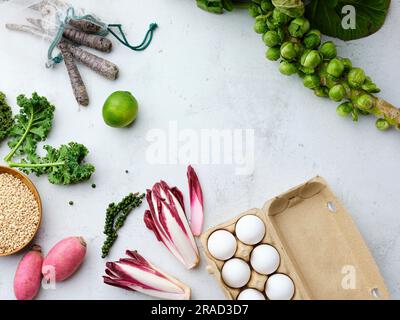 Verdure fresche invernali, cereali, pepe verde e uova Foto Stock
