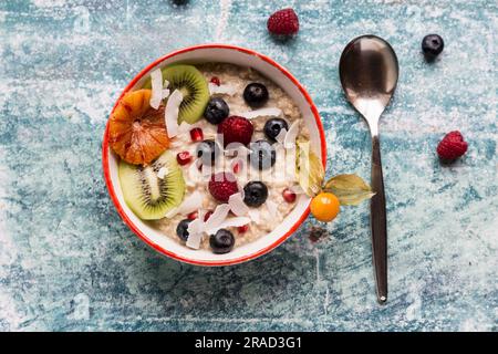 Porridge con amaranto e frutta Foto Stock