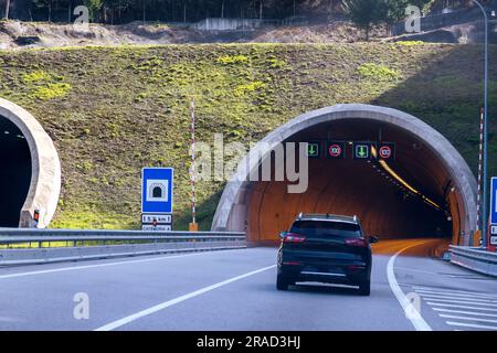 Entrata del tunnel. Tunel do Marão è un tunnel stradale situato in Portogallo che collega Amarante a Vila Real, attraversando la Serra do Marão. Foto Stock